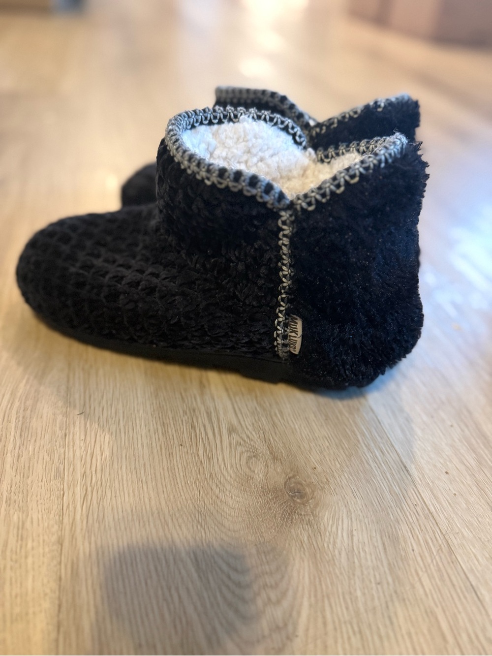 Muk Luk Black Cozy Sherpa Bootie Slippers adult 9